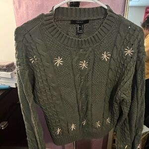 Dark green Forever 21 cable-knit cropped sweater with embroidered flowers
